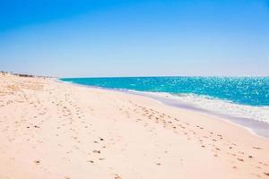 Perfekter tropischer Strand mit türkisfarbenem Wasser und weißem Sand foto