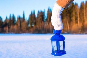 Nahaufnahme der schönen alten blauen Weihnachtslaterne auf dem Schnee foto