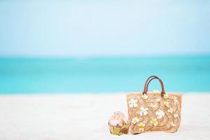 Strandzubehör - Strohsack, Hut und Sonnenbrille am Strand foto