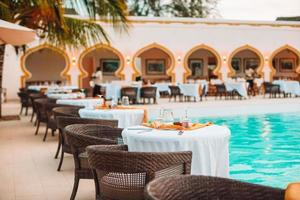 sommerleeres open-air-luxusrestaurant im exotischen hotel foto
