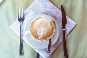 köstlicher und leckerer Cappuccino zum Frühstück in einem Café im Resort foto