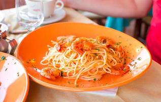 Italienische Fettuccine und Spaghetti mit Käse im Gourmet-Restaurant foto