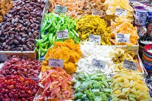 traditionelle leckere türkische Süßigkeiten auf dem Markt foto