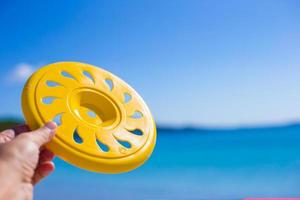 Nahaufnahme Frisbee-Hintergrund ein tropischer Strand und Meer foto