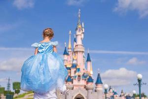Kleines entzückendes Mädchen im wunderschönen Prinzessinnenkleid im Märchenpark foto