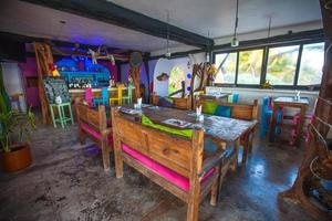 Knallbuntes Bar-Restaurant am weißen Sandstrand von Tulum foto