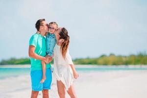 junge familie im urlaub hat viel spaß foto