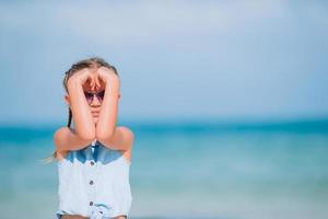 süßes kleines mädchen am strand während des karibikurlaubs foto