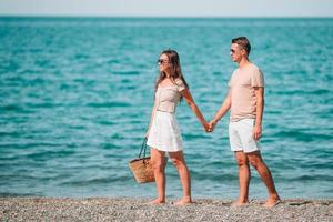 junges Paar am weißen Strand während der Sommerferien. foto