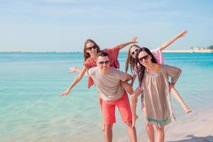 glückliche schöne familie in einem tropischen strandurlaub foto