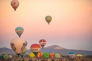 goreme, türkei - 18. september 2021, helle heißluftballons am himmel von kappadokien, türkei foto