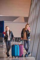 kleines kind im flughafen, das auf das einsteigen wartet foto