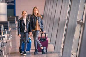 kleines kind im flughafen, das auf das einsteigen wartet foto