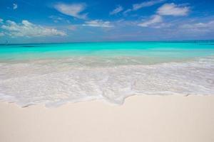 Perfekter weißer Strand mit türkisfarbenem Wasser auf der idealen Insel foto