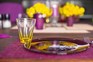 Nahaufnahme von schönem Farbgeschirr für dekorierten Tisch foto