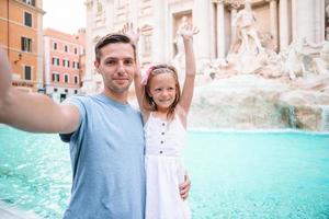 glückliches kind und papa genießen ihren europäischen urlaub in italien foto