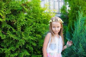 entzückendes kleines Mädchen glücklich im Sommer im Freien foto