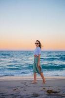 Frau am Strand genießt die Sommerferien foto