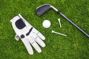 Golfausrüstung auf grünem Gras foto
