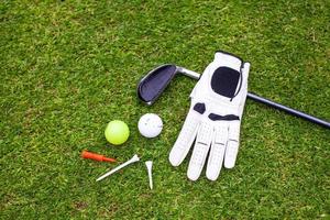 Golfausrüstung auf grünem Gras foto