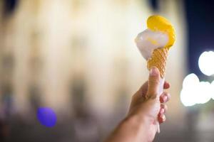 Nahaufnahme von Eis im Waffelhintergrund dem berühmten Platz foto