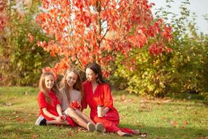 kleines Mädchen mit Mutter draußen im Park am Herbsttag foto