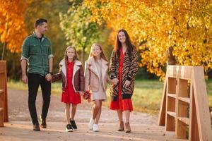 Porträt einer glücklichen vierköpfigen Familie am Herbsttag foto