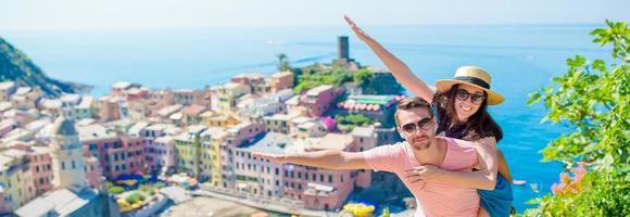 glückliche familie mit blick auf die alte küstenstadt hintergrund von vernazza, nationalpark cinque terre, ligurien, italien, europa foto