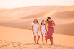 menschen unter den dünen in der wüste rub al-khali in den vereinigten arabischen emiraten foto