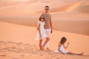 menschen unter den dünen in der wüste in den vereinigten arabischen emiraten foto
