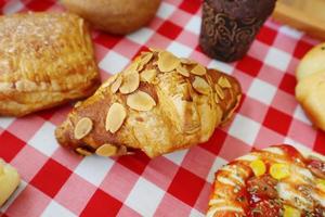 verschiedene Croissantvariationen Brot, Mandel, Käse, Beff foto