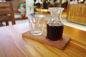 eine flasche v60 japanisch auf einem cafétisch foto