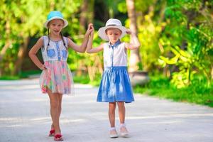 entzückende kleine Mädchen während der tropischen Sommerferien foto