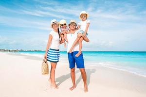 Foto einer glücklichen Familie, die Spaß am Strand hat. sommerlicher Lebensstil