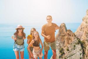 glückliche familie im urlaub in den bergen foto