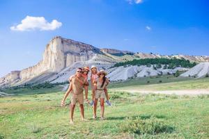 glückliche familie im urlaub in den bergen foto