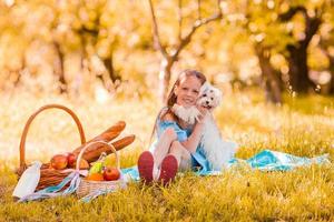 Zwei kleine Kinder beim Picknick im Park foto