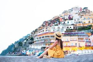 sommerferien in italien. junge Frau im Dorf Positano im Hintergrund, Amalfiküste, Italien foto