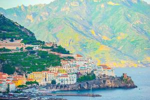 schöne küstenstädte italiens - malerisches amalfidorf an der amalfiküste foto