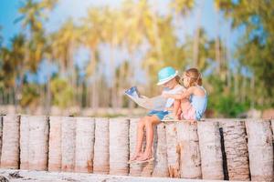 kleine Mädchen am Strand während der Sommerferien foto