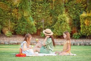 glückliche mutter und kleine töchter entspannen sich in suumer foto