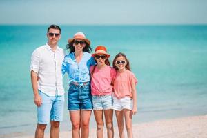 Foto einer glücklichen Familie, die Spaß am Strand hat. sommerlicher Lebensstil