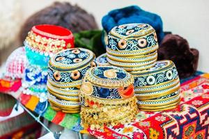 Aserbaidschan im alten Stil Hüte auf einem lokalen Markt. orientalischer kopfschmuck auf festlicher messe am novruz-feiertag foto