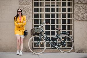 Frau, die in der Stadt spazieren geht. junger attraktiver tourist im freien in der italienischen stadt foto