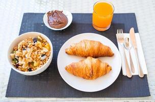 frisches und köstliches Frühstück im Hotelrestaurant. foto