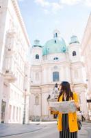 frau in wien, katholische kirche st. Peter foto