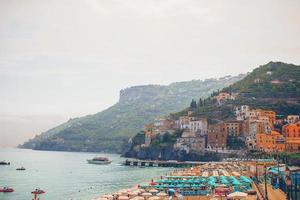 schöne küstenstädte italiens - malerisches amalfidorf an der amalfiküste foto