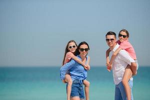 junge familie im urlaub hat viel spaß foto