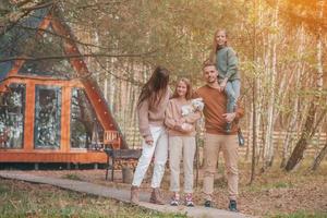 Schöne Familie, die am warmen Herbsttag spazieren geht foto