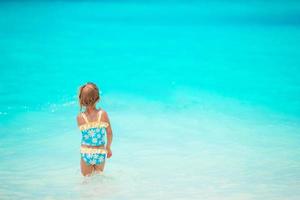 glückliches Mädchen genießen Sommerurlaub am Strand foto